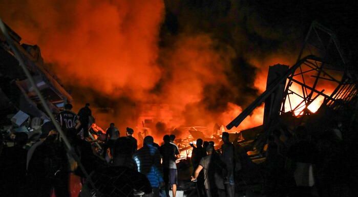 Gaza, raid devastante nella notte più buia di sempre. Black out delle comunicazioni