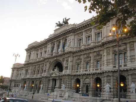 Giornalismo d’inchiesta, la Cassazione: «Soggiace a una disciplina in parte diversa e meno rigorosa»