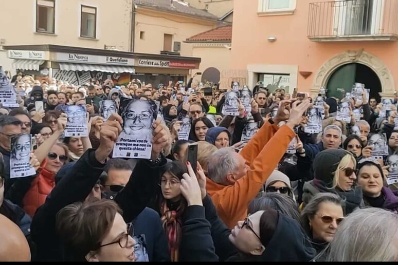 A Potenza in centinaia davanti alla Chiesa della Trinità, solo per Elisa. E per la verità