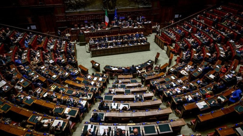 Un altro colpo alla libertà d’informazione: tenere segreti gli ordini di arresto è un pericolo