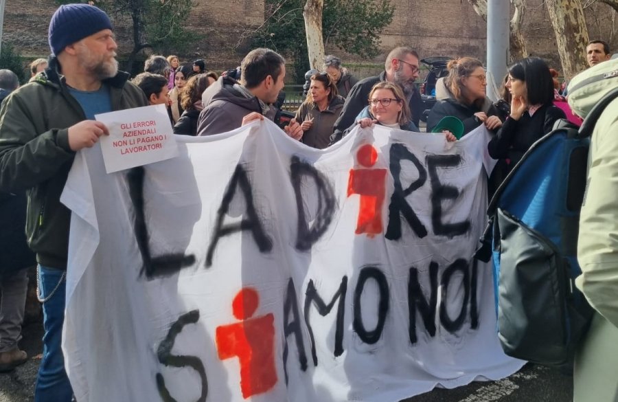 Fnsi al presidio dei giornalisti dell’agenzia Dire: «L’editore ritiri licenziamenti e sospensioni»