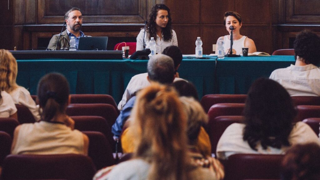 In Italia chi manifesta, critica o scrive contro il potere è sempre più a rischio