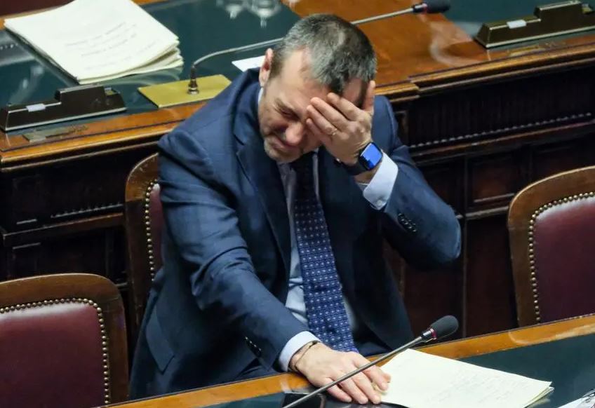 La poltrona di Delmastro scricchiola? Due episodi mi hanno fatto riflettere