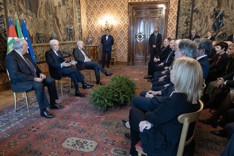Mattarella difende la libertà di stampa e ricorda: «Promulgare le leggi non significa condividerle»