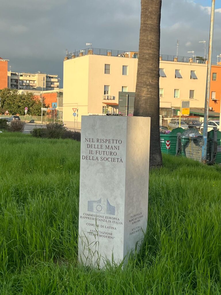 A Latina vandalizzata la statua dedicata ai braccianti sfruttati