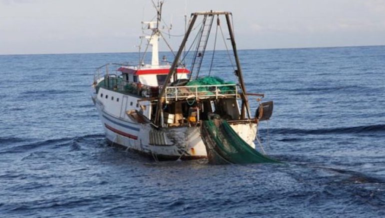 Costrinse il marinaio a gettarsi dal peschereccio per evitare controlli. Condannato a 1 anno e 2 mesi