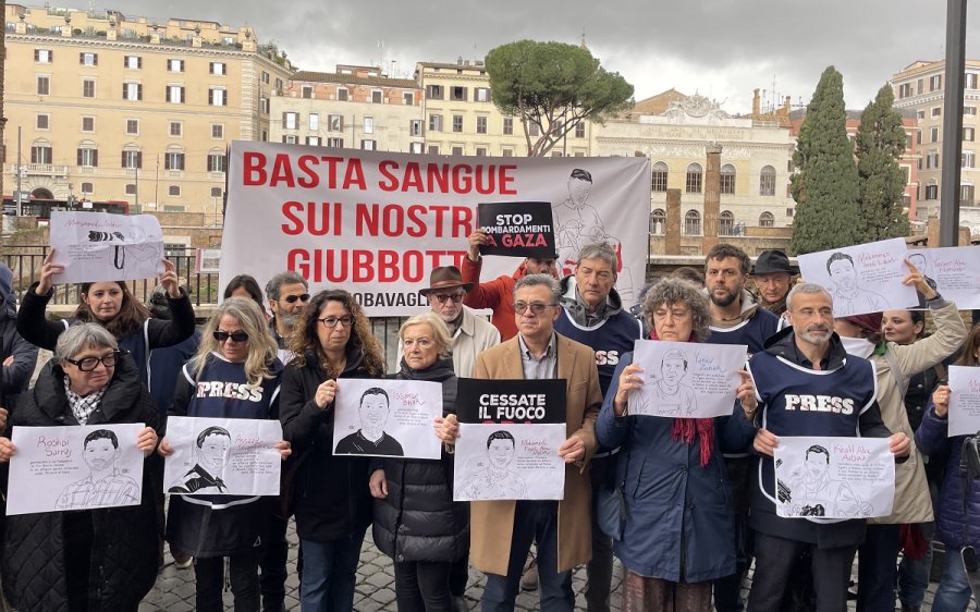 Gaza, giornalisti in piazza a Roma: «Basta sangue sui nostri giubbotti»