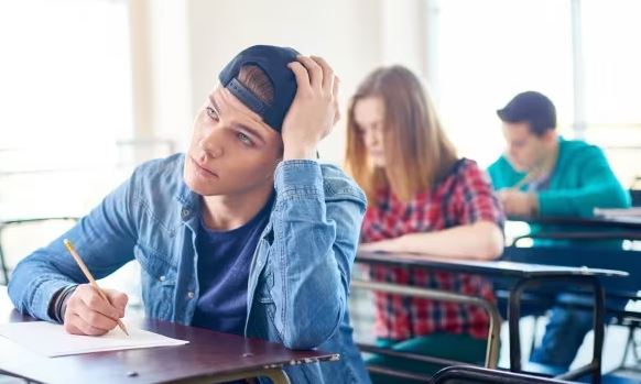 Il cortocircuito tra famiglie e scuole, ma i ragazzi vanno ascoltati e non giudicati