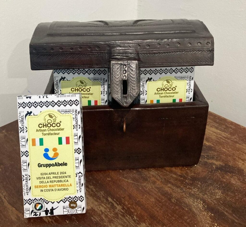 La tavoletta di cioccolato bio del Gruppo Abele per Mattarella in visita nella patria mondiale del cacao