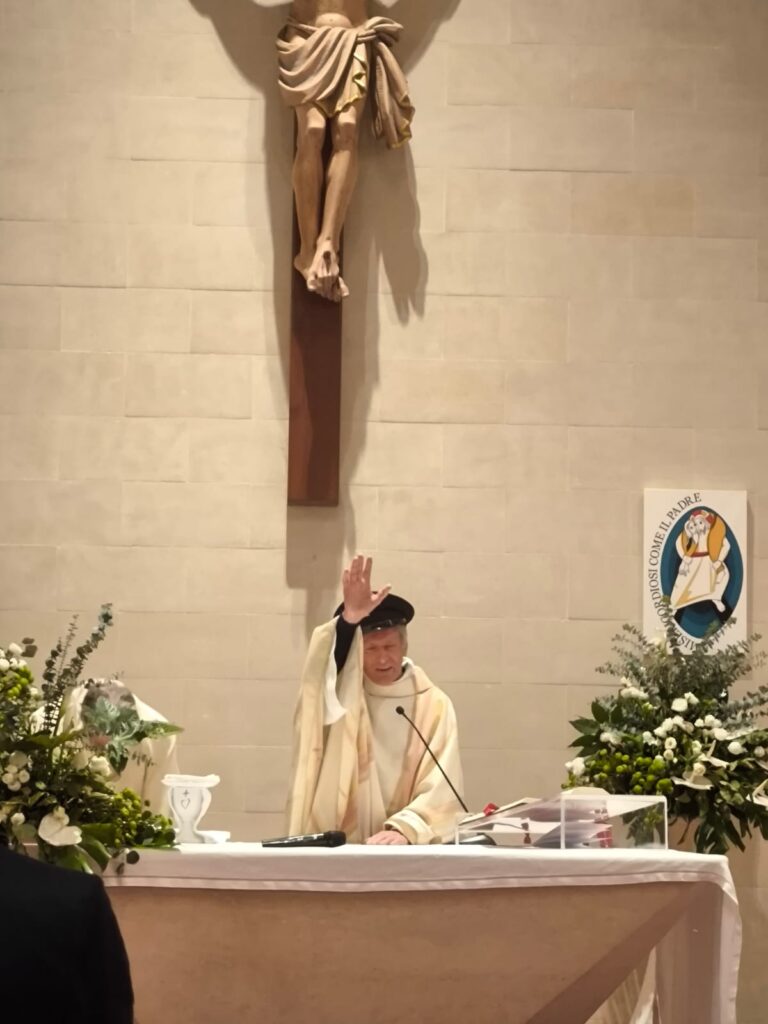 Il piccone di don Ciotti a Calimera con il berretto di Antonio Montinaro