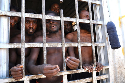 La lotta ai migranti, anziché ai trafficanti di esseri umani