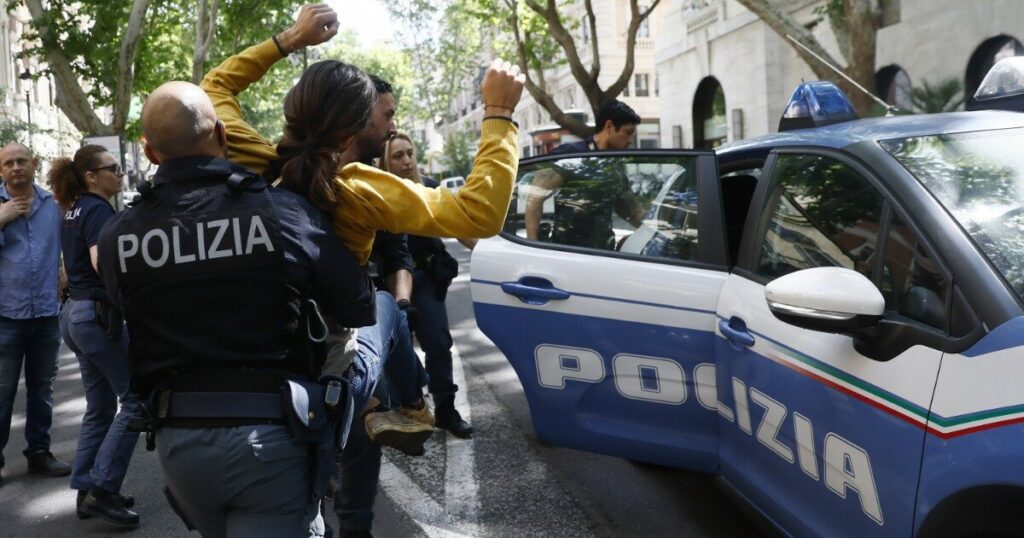 Ecco cosa è accaduto davvero ai cronisti fermati dalla polizia. Ora il caso nell’Osservatorio del Ministero