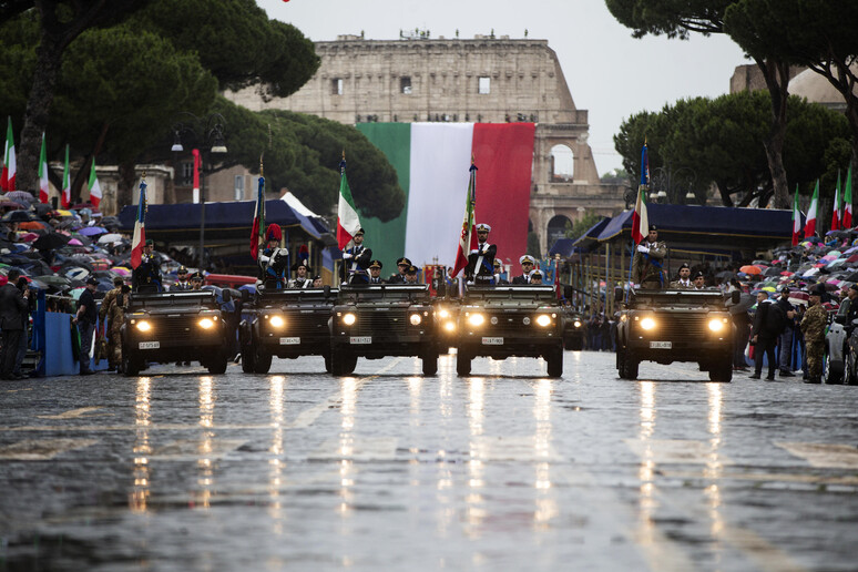 Nessun omaggio alla “Decima” alla parata del 2 giugno