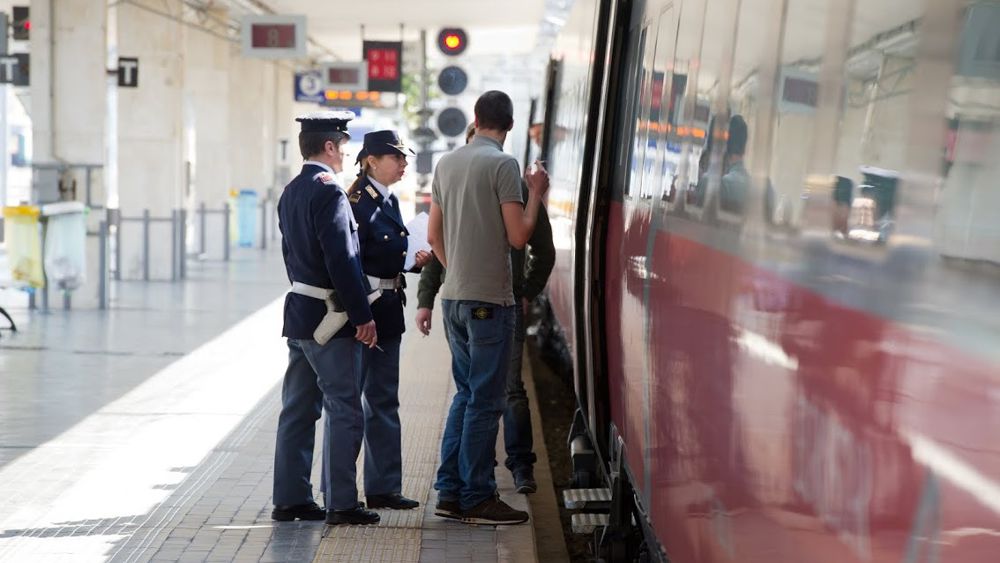 Rarità. Dal taxi al passeggero senza biglietto fino ai poliziotti: va in scena la galanteria