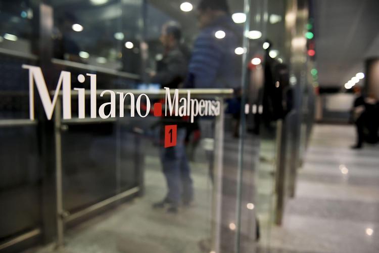 L’aeroporto di B. Le facce di bronzo e quel “metodo” per far precipitare l’Italia