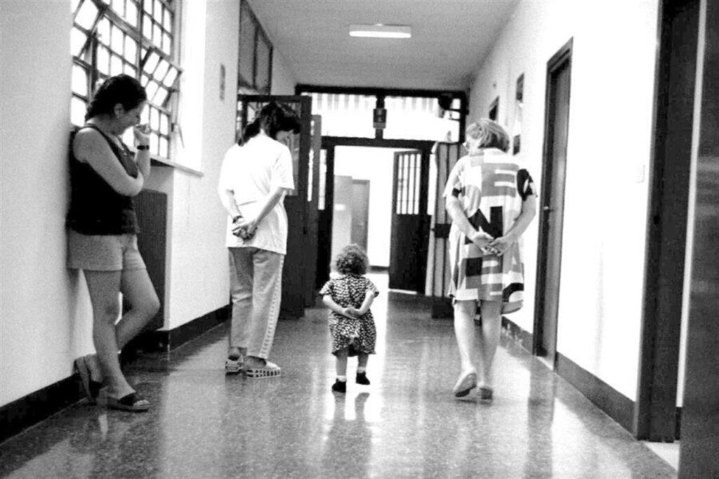 Madri in carcere, tutelare i bambini