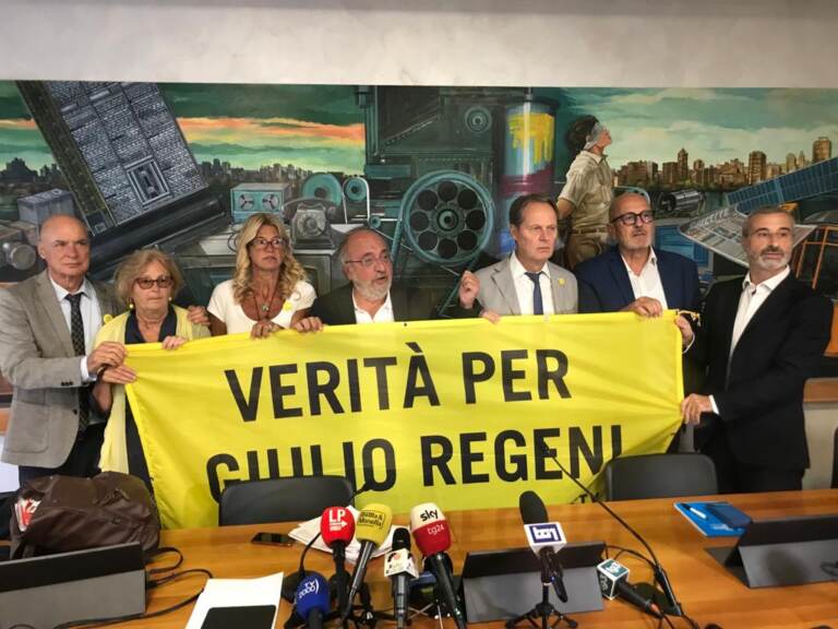 Nuovo stop al processo per l’omicidio di Giulio Regeni: gli atti vanno alla Consulta