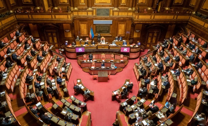 Il Senato approva il Ddl delega sull’IA, è legge. Fnsi: «Fondamentale tutelare il lavoro dei giornalisti»