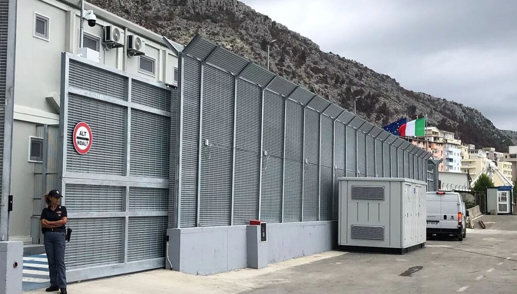 Siamo passati dai muri alle prigioni