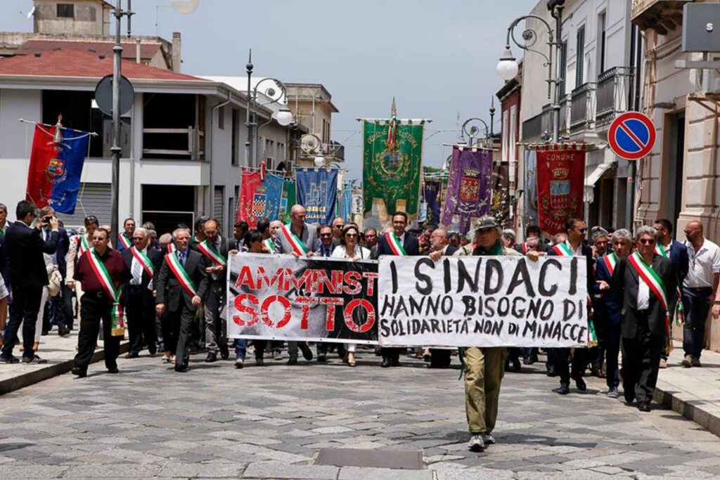 Avviso Pubblico lancia la campagna “Non lasciamoli soli”