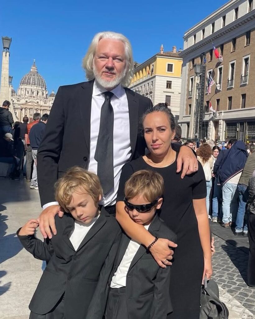 Julian Assange rende omaggio a Papa Francesco: “Era giusto essere qui oggi”