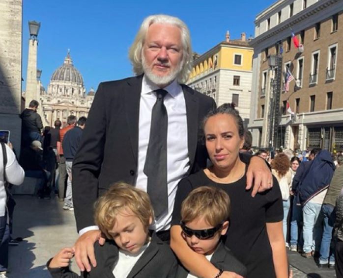 Un angelo caduto in volo. Assange ai funerali del papa
