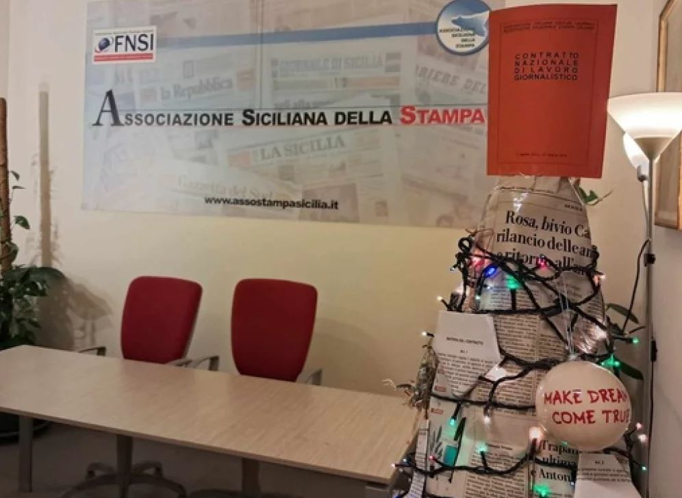 L’albero dei precari 2024, difesa del Contratto Fnsi-Fieg. “Il primo bavaglio alla libertà di stampa è il precariato”