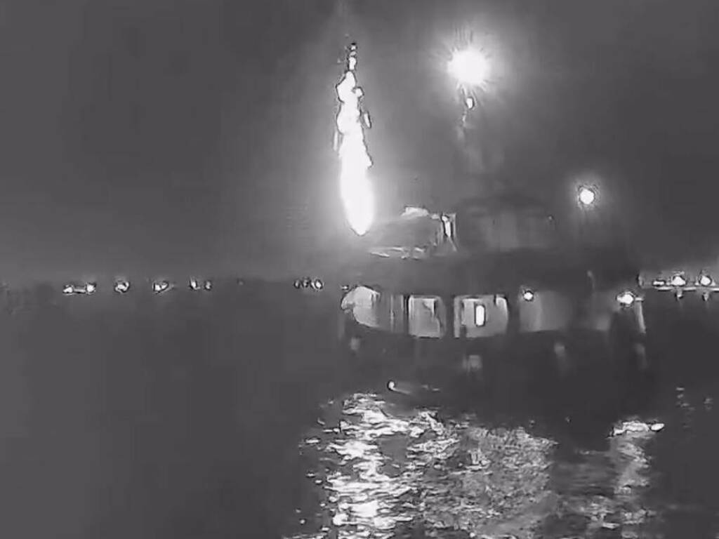 Global Sumud Flotilla, un drone incendia la nave ammiraglia: “Non ci fermeranno”