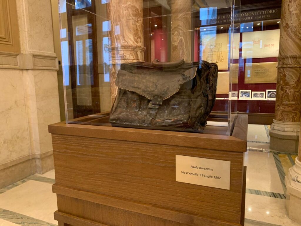 Non la borsa, ma l’agenda rossa di Paolo Borsellino andava esibita alla Camera