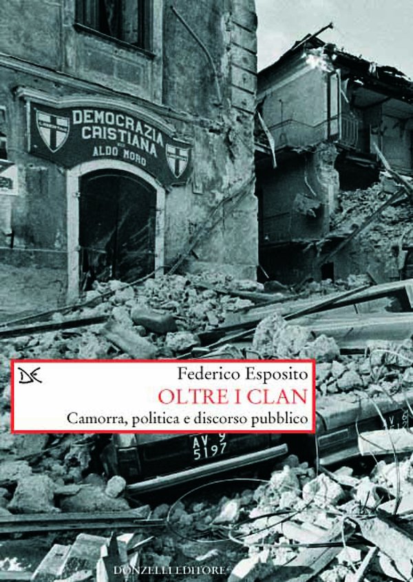 Oltre i clan. Camorra, politica e discorso pubblico