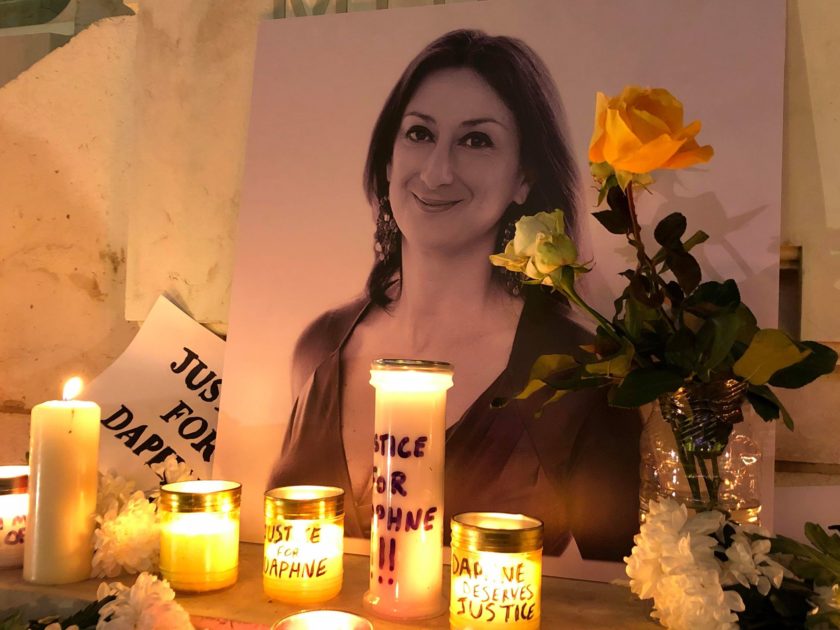 Otto anni senza Daphne Caruana Galizia, la giornalista uccisa a Malta per le sue inchieste