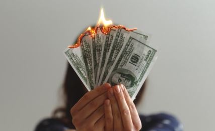 L’economia americana contro il mondo, ma il dollaro trema