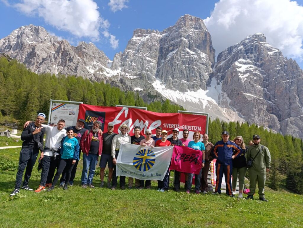 La campagna “Fame di verità e giustizia” fa tappa sulle Dolomiti con i ragazzi di Amunì