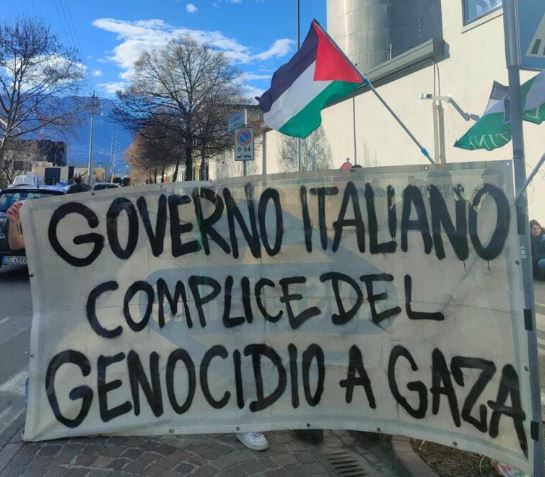 C’è un filo che lega le piazze contro la politica e certe controverse nomine: l’abuso di potere