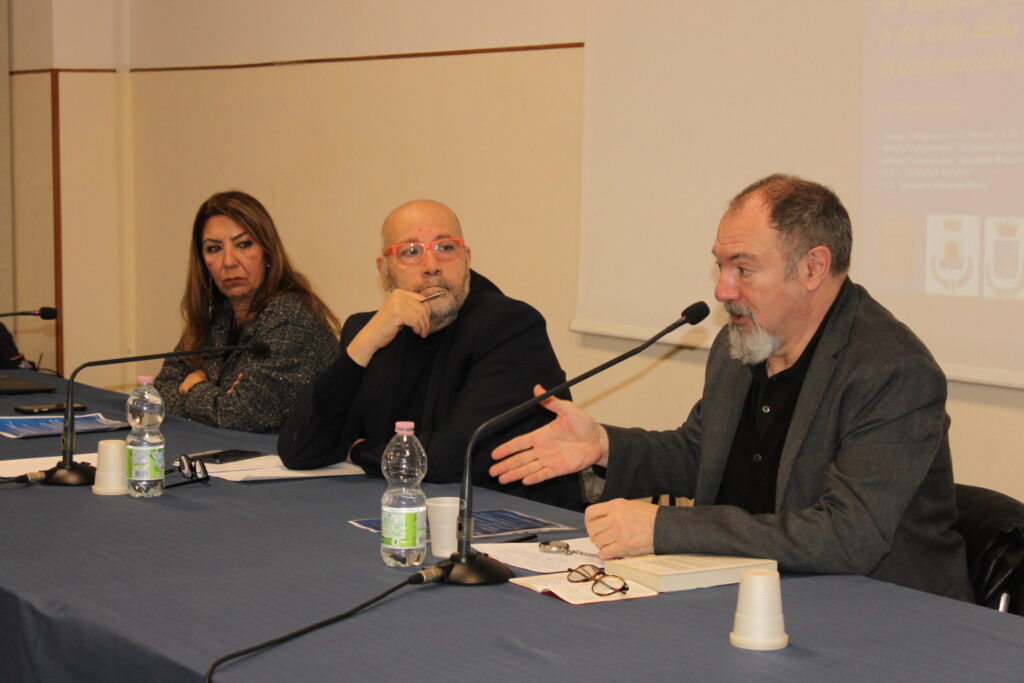 “Non ti scordar di me”. Stamattina gli studenti hanno incontrato lo scrittore Carlo Lucarelli