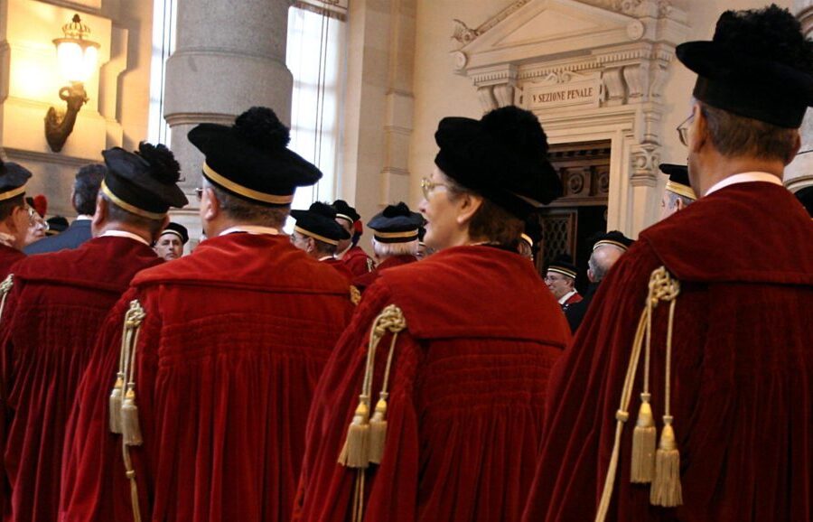 Il pericolo degli avvocati che giudicano i magistrati