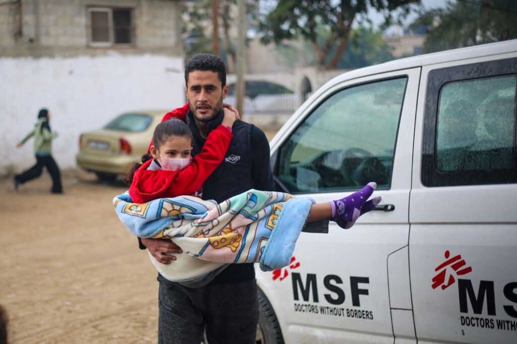 Dona cure e coperte per le famiglie a Gaza