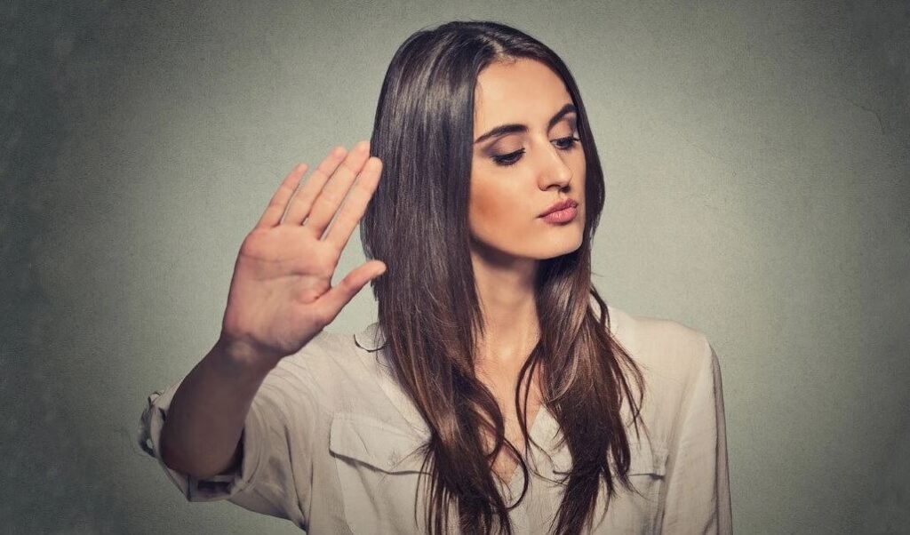 Senti chi parla. Il contagio del “ciao caro” e la prepotenza dall’“altra parte del banco”