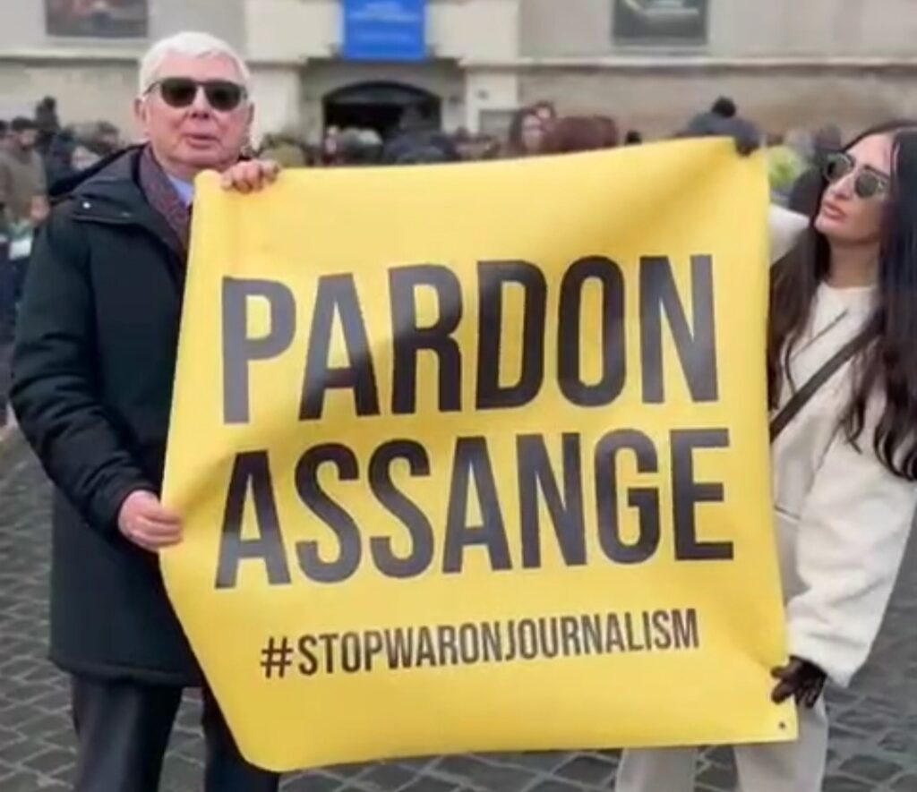 “La grazia a Julian Assange”. Appello a Biden prima che lasci la Casa Bianca