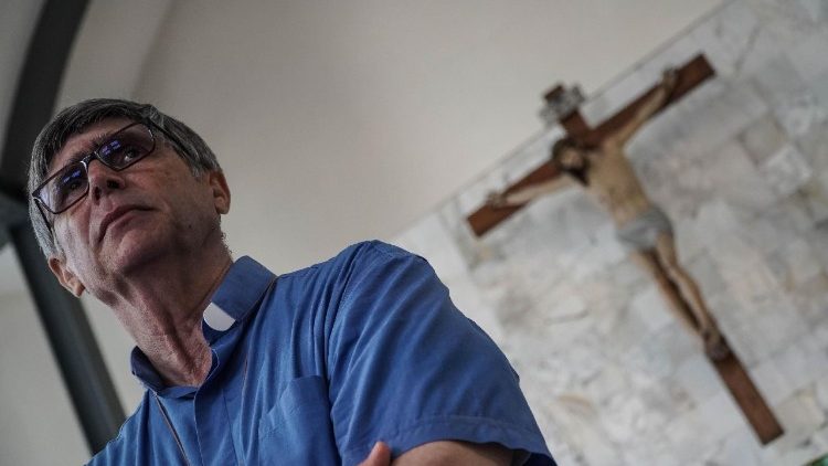 Caivano (NA), intimidazione a don Patriciello durante la messa. Consegnato proiettile