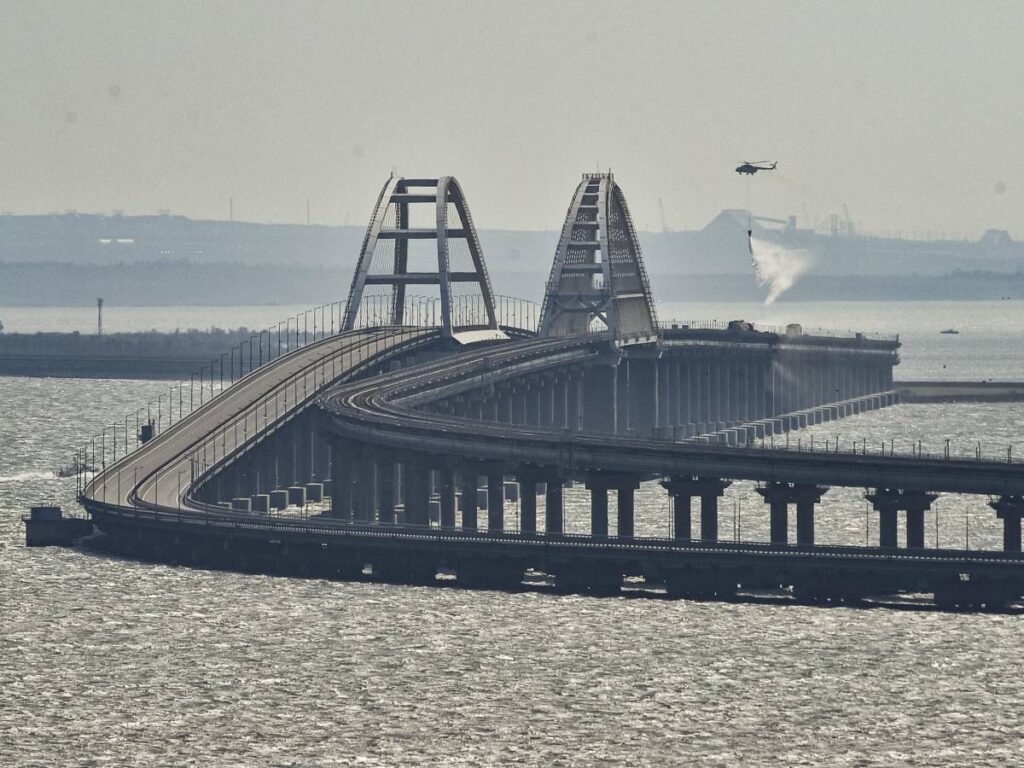 Kiev colpisce il ponte di Crimea, assaggi armati di trattativa e guerra che cambia