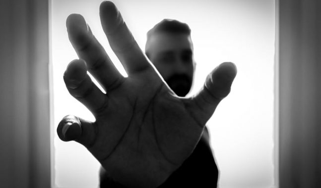 Prof aggrediti a scuola. Il giusto arresto dei violenti e il veleno dell’autoritarismo