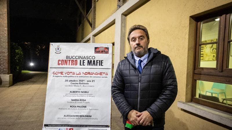 “Le vostre minacce non ci fermeranno”: a Buccinasco il presidio di solidarietà per il sindaco Rino Pruiti