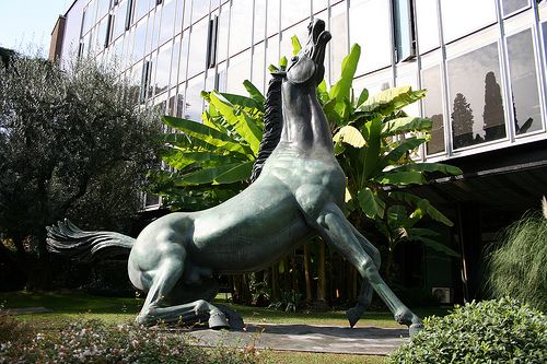 Rai, infrazione UE sull’informazione: opposizioni all’attacco con la società civile contro la riforma Meloni