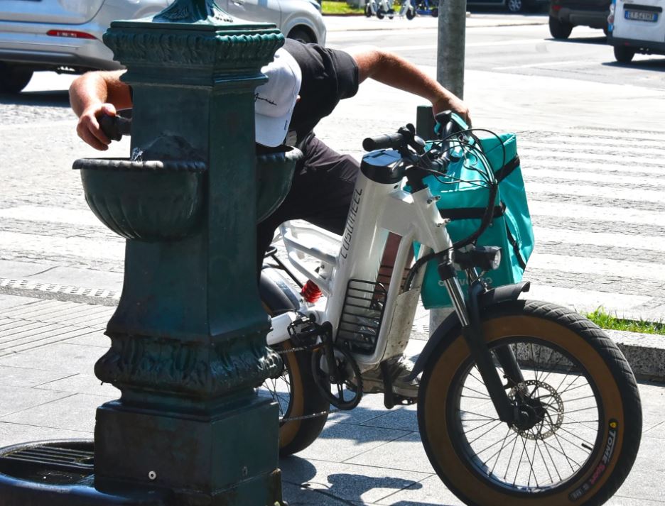 Caldo estremo e caporalato digitale: l’algoritmo soffoca i rider tutto l’anno