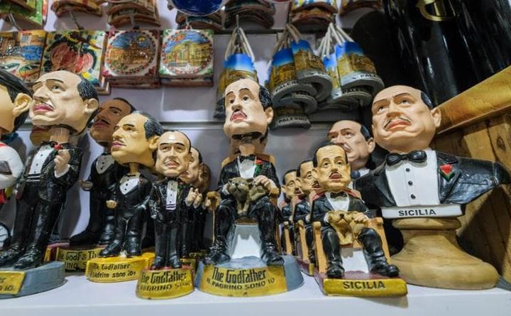 Negozi ignobili. Quella Sicilia senza dignità che vende le statuine e i souvenir della mafia