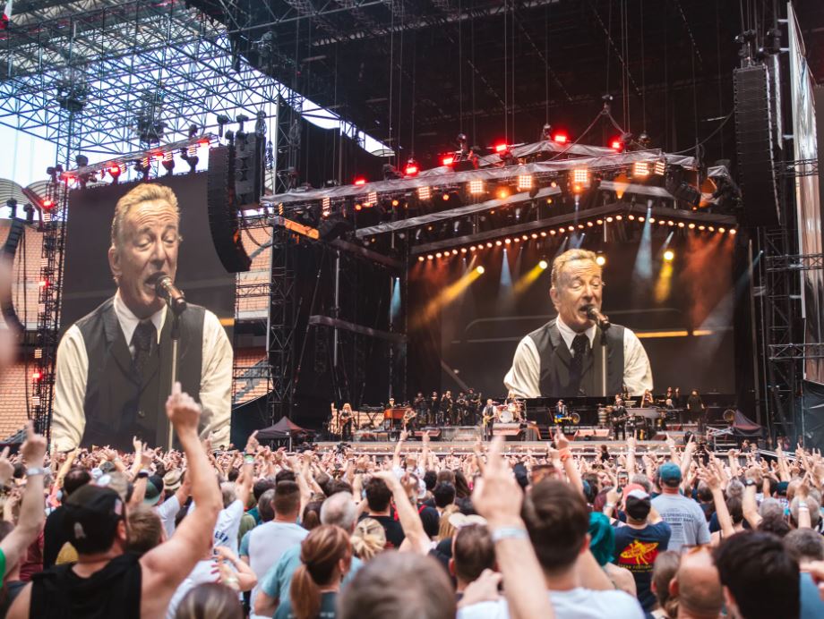 The Boss. Che cosa può dirci davvero la bandiera Usa se a issarla è Springsteen