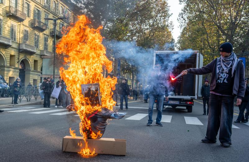 Piazze violente, evitare l’errore di non correggere chi sbaglia