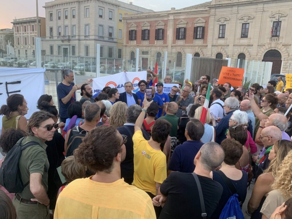 Trapani, il sit-in di associazioni, partiti e movimenti in solidarietà alla nave Mediterranea