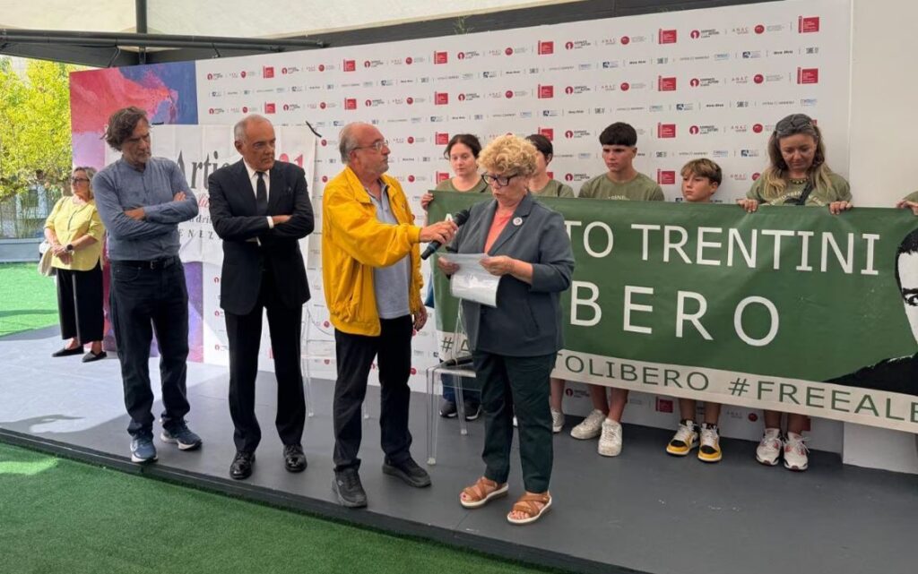 “Alberto deve tornare a casa subito!”. La mamma di Trentini alla Mostra del Cinema di Venezia